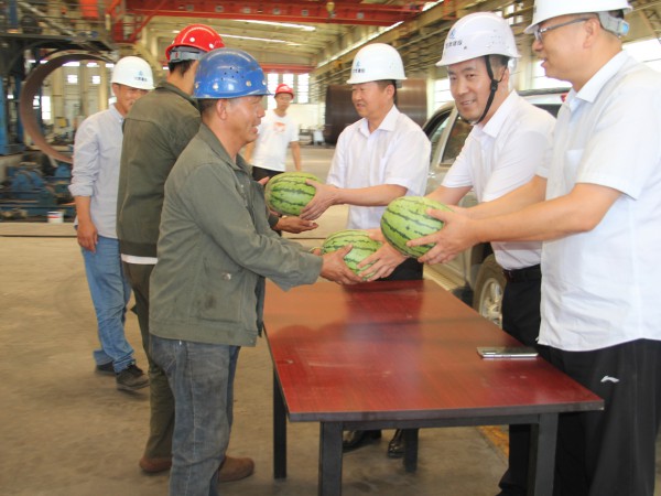 甘肅建投新能源公司 開展“關(guān)愛職工 夏送清涼”慰問活動 ——炎炎夏日戰(zhàn)酷暑  慰問一線潤心田