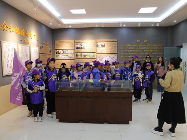 甘肅建投新能源公司沙漠研學(xué)旅行基地舉辦“沙漠尋綠，奪寶之旅”主題研學(xué)活動(dòng)